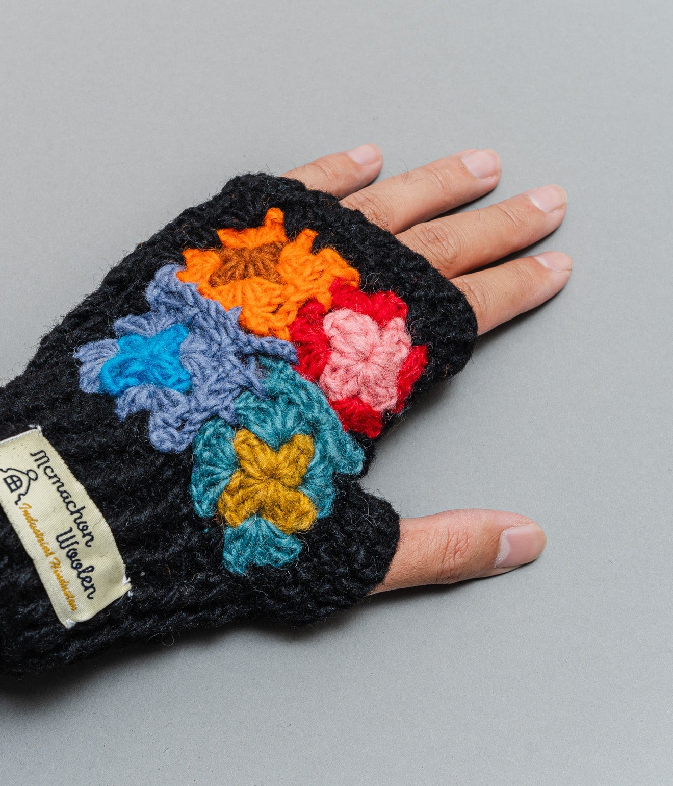 MacMahon Knitting Mills "Hand Warmer - 4Flowers Crochet" Black - WEAREALLANIMALS