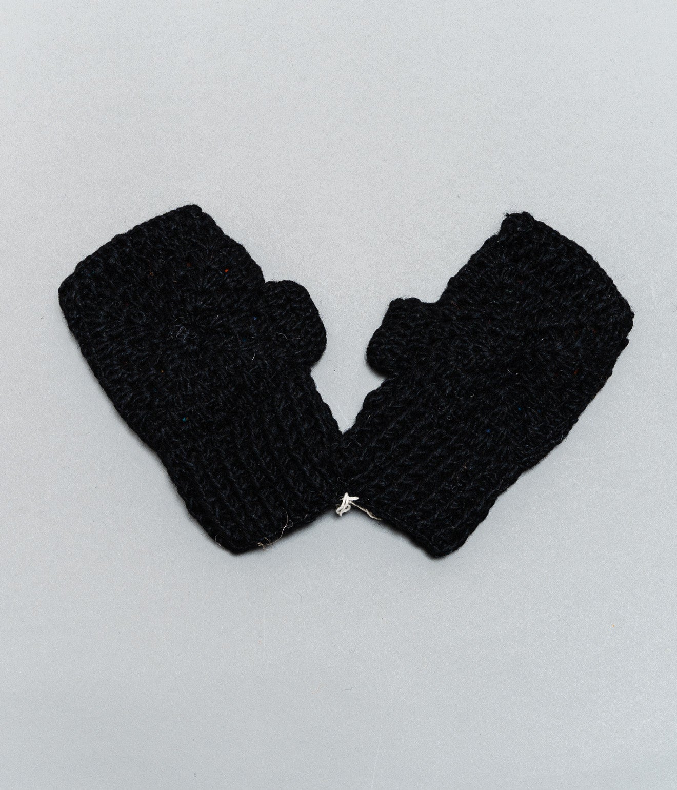 MacMahon Knitting Mills "Hand Warmer - 4Flowers Crochet" Black - WEAREALLANIMALS